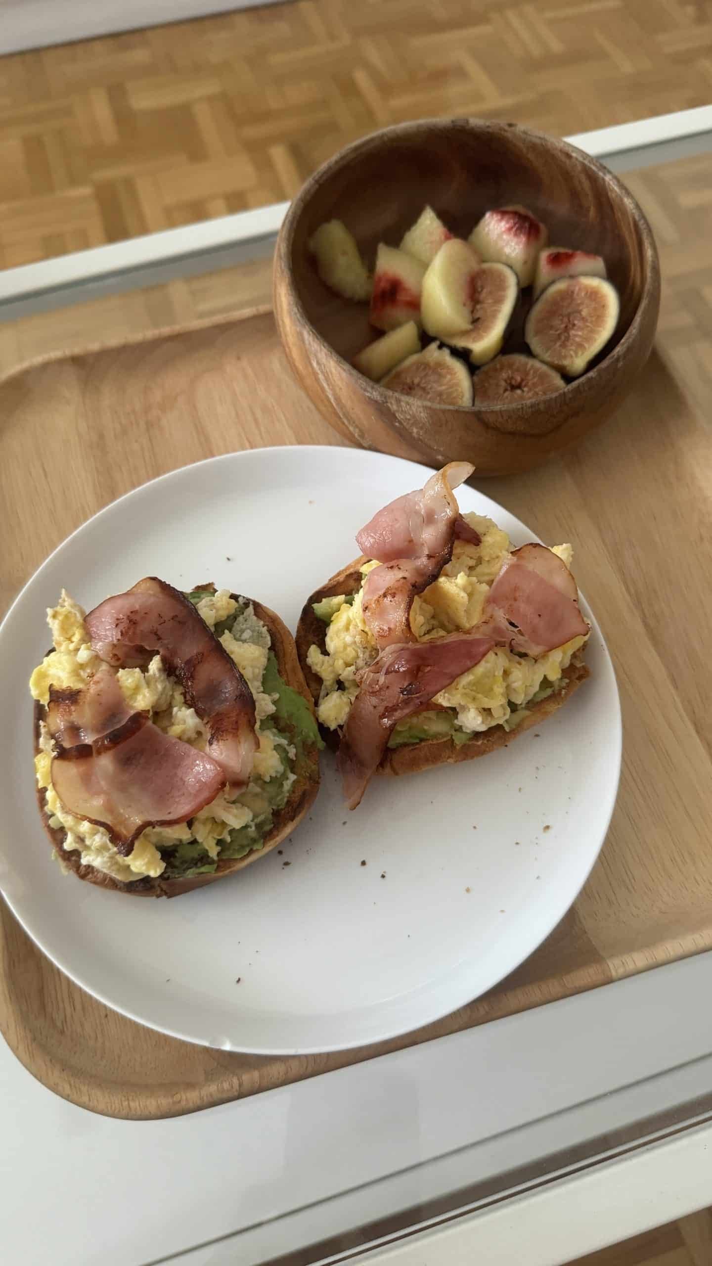 desayuno proteico brioche con huevo y beicon