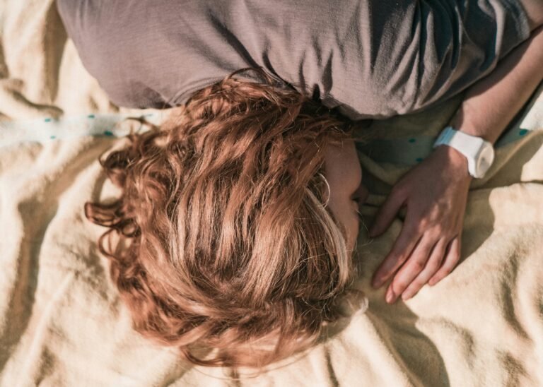 mujer tumbada en la cama con emociones negativas