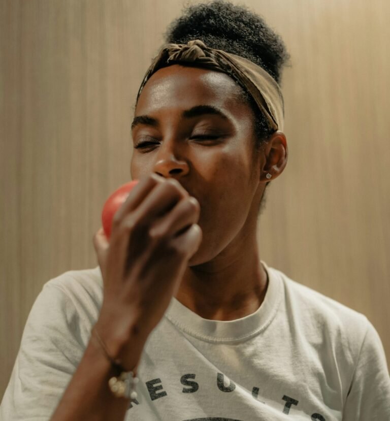 Chico comiendo manzana porque quiere cuidar su nutrición Madrid